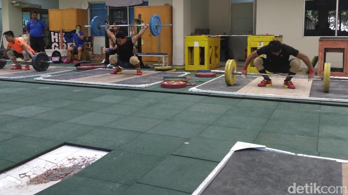 Lantai Remuk di Tempat Latihan Angkat Besi Belum Diperbaiki