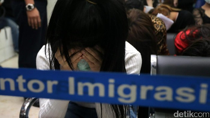 Sebanyak 20 WNA terjaring operasi petugas imigrasi. Mereka diamankan dari tempat hiburan malam dan hunian kos di Jakarta Barat.