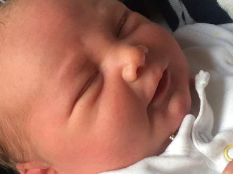 Ibu Ini Melahirkan Setelah Mobil yang Ditumpangi Menabrak Lubang