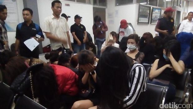  Rilis hasil razia petugas imigrasi Jakbar terhadap WNA di tempat hiburan malam, Sabtu (7/1/2017)