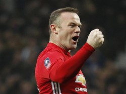 Memasuki era lebih kekinian, Wayne Rooney (2004–2017) adalah sosok yang identik dengan nomor 10 di MU. Pada awalnya striker tersubur sepanjang masa MU itu memakai nomor 8 sampai akhirnya diserahi nomor 10 mulai musim 2007/2008. (Foto: Darren Staples/Reuters)