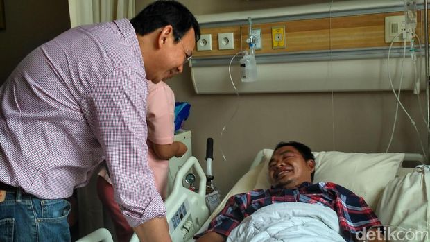 Ahok saat menjenguk kader PDIP yang dikeroyok.
