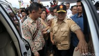 Prabowo memasuki mobilnya usai menyapa warga.