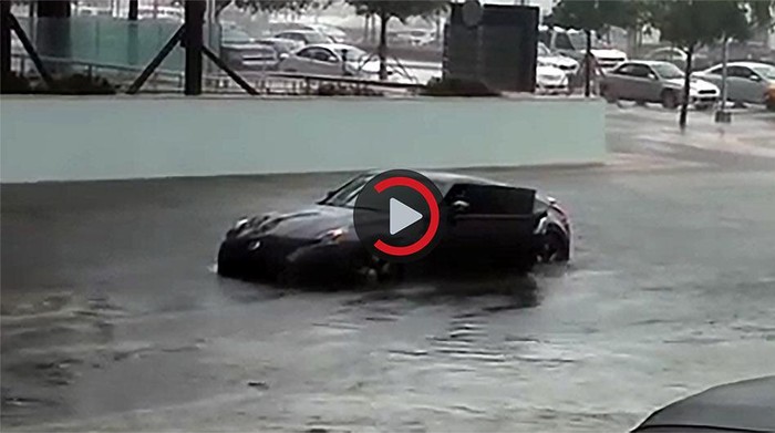 Nekat Terobos Banjir, Mobil Super Ini Akhirnya Mogok