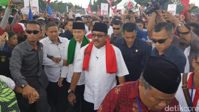 Hadiri Rapat Umum, Rano-Embay Disambut Puluhan Ribu Pendukung