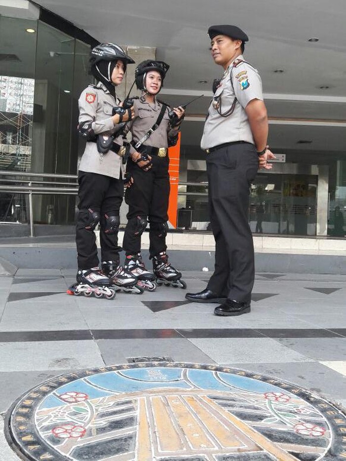 Ketika Polisi-polisi Cantik Patroli di Car Free Day Tunjungan