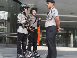 Ketika Polisi-polisi Cantik Patroli di Car Free Day Tunjungan