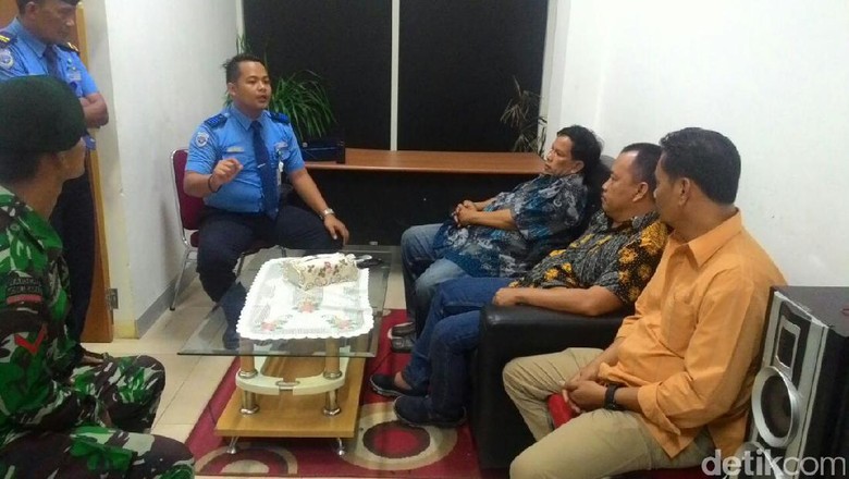 Ribut dengan Satpam Bandara Sultan Thaha, Anggota DPRD Jambi Khilaf Ribut dengan Satpam Bandara Sultan Thaha, Anggota DPRD Jambi Khilaf