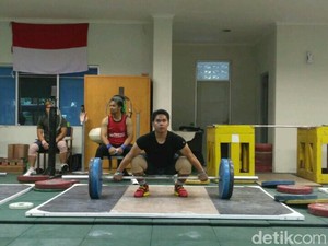 Lifter Angkat Besi: Mengejar Prestasi dari Kamar yang Tak Bikin Nyaman