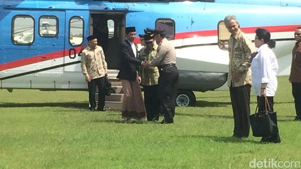 Momen Jokowi Bersarung: Turun dari Pesawat Hingga Tahun Baruan