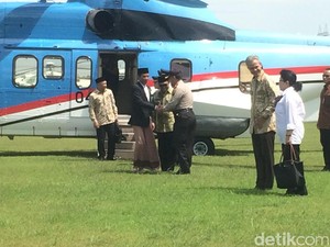 Momen Jokowi Bersarung: Turun dari Pesawat Hingga Tahun Baruan