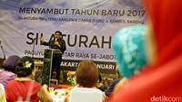 Di acara tersebut, Djarot tampil kasual mengenakan kemeja bermotif kotak-kotak.