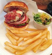 Sambut Tahun Baru, di Jepang Ada Mochi Cheeseburger yang Unik