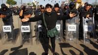 Aksi tersebut juga dikawal ketat oleh sejumlah personel kepolisian setempat. REUTERS/Jorge Duenes.