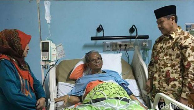 KH Hasyim Muzadi saat dirawat di RS Lavalette, Malang.