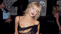 Courtney Love juga pernah secara tak sengaja memposting foto dirinya berpura-pura tertidur di kursi dengan pose yang aneh pada Oktober 2010 lalu. Ia pun mengaku jika foto itu ditujukan untuk kekaishnya. Dok. Getty Images