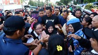 Calon nomor satu itu meminta dukungan dari masyrakat. Dia ingatkan masyarakat untuk mencoblos dirinya dan Sylviana Murni.