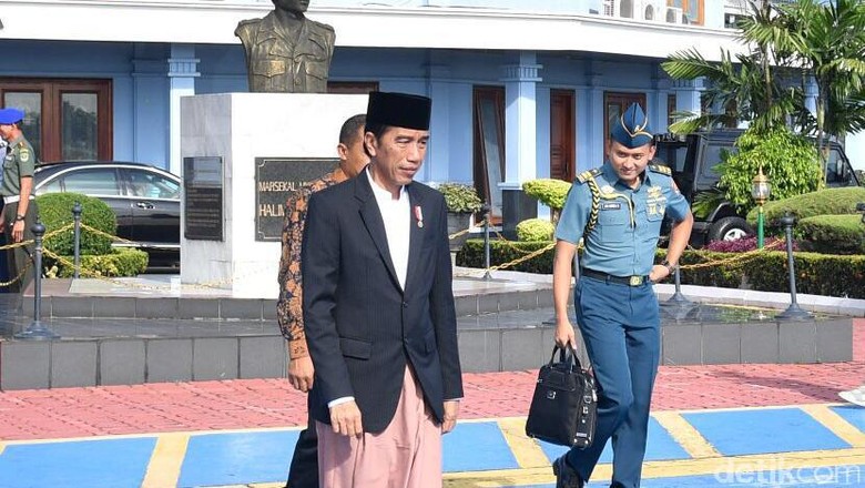 Jokowi Minta Para Santri Tangkal Berita Hoax