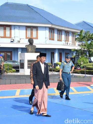 Saat Presiden Jokowi Kunjungan Kerja Pakai Sarung dan 