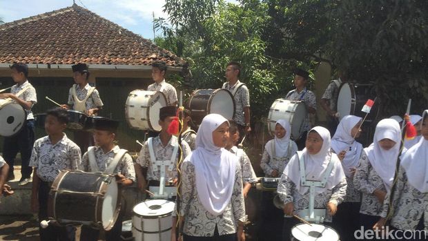 Warga Pekalongan Antusias Sambut Kedatangan Jokowi