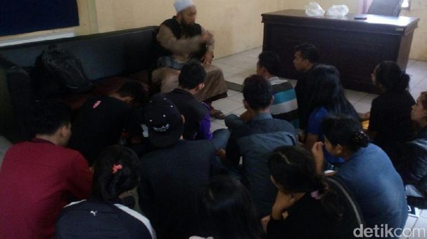 7 Sejoli yang Kena Razia di Medan Diberikan Taushiyah oleh Ustaz