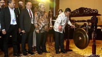 Menteri Pemuda dan Olahraga (Menpora) Imam Nahrawi resmi membuka kongres PSSI dengan memukul gong.