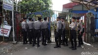 Aksi tersebut juga mendapat pengawalan ketat dari sejumlah personel kepolisian.