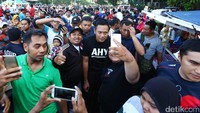 Beberapa warga langsung mengajak Agus untuk selfie bersama.