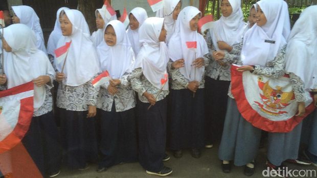 Warga Pekalongan Antusias Sambut Kedatangan Jokowi