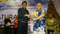 Dalam acara yang dihadiri ratusan warga blitar tersebut djarot menerima tanda mata berupa buku yang berjudul art politics humanis dari salah seorang warga blitar.