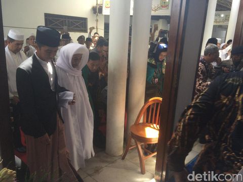 Ditanya Merek Sarungnya, Jokowi: Masa Perlu Saya Copot?