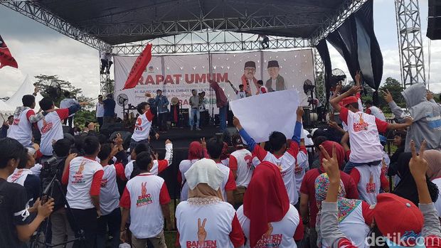 Hadiri Rapat Umum, Rano-Embay Disambut Puluhan Ribu Pendukung