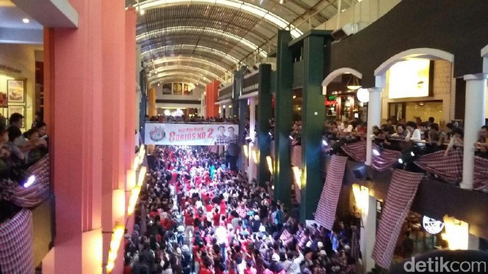 Flashmob kotak-kotak pendukung Ahok-Djarot di Cilandak Town Square (Kanavino Ahmad Rizqo/detikcom) Flashmob kotak-kotak pendukung Ahok-Djarot di Cilandak Town Square (Kanavino Ahmad Rizqo/detikcom)
