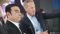 CEO Nissan Carlos Ghosn (kiri) mengumumkan berbagai terobosan teknologi dan kerjasama baru sebagai bentuk penjabaran visi Nissan Intelligent Mobility, saat tampil sebagai pembicara utama di Consumer Electronic Show (CES) 2017. Foto: Nissan