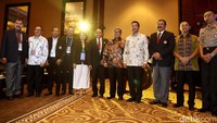 Usai memukul gong, Menpora beserta Ketua Umum PSSI Edy Rahmayadi terlihat berfoto bersama.