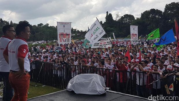Meriahnya pendukung Rano-Embay dalam kampanye rapat umum di Serang