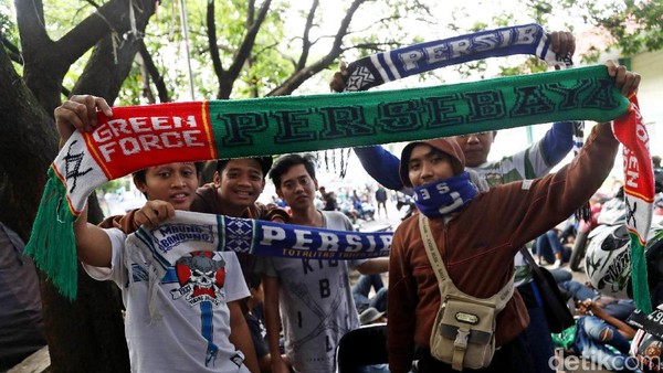 Massa Bonek Padati Gor Pajajaran