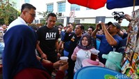 Agus juga sempat mampir di salah satu penjual minuman.