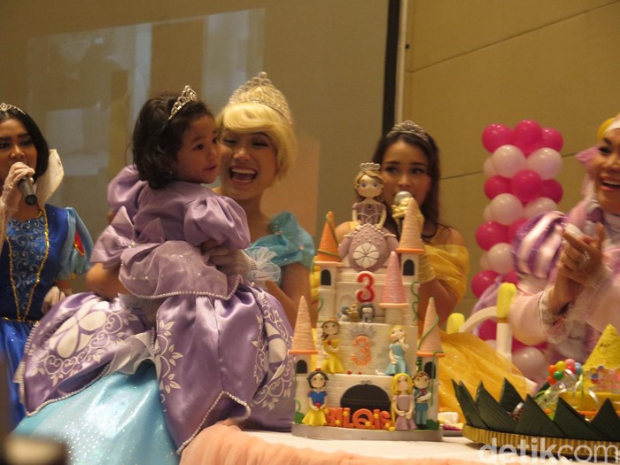 Serba Princess, Ayu Ting Ting Terharu Rayakan HUT ke-3 Bilqis