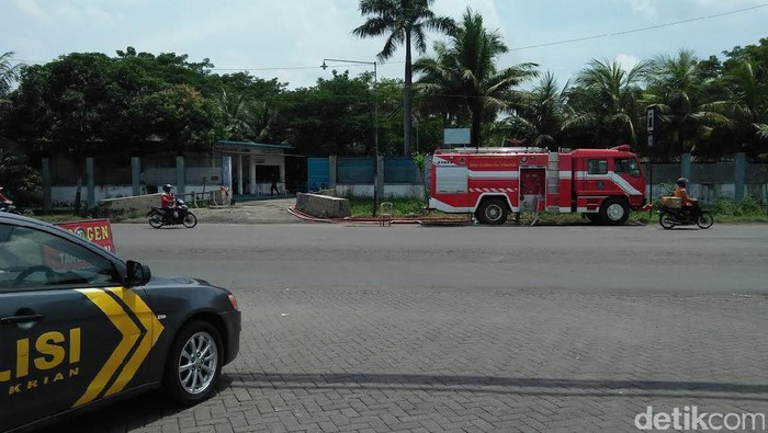 Setelah 12 Jam Terbakar, Pabrik Ban di Sidoarjo Padam