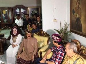 Ahok Diberi Tanda Cinta saat Kunjungi Ponpes Pimpinan Gus Nuril