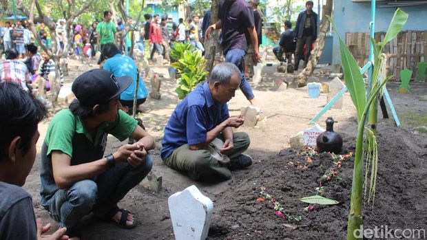  Pemakaman 3 bonek di Sidoarjo, Jawa Timur, Senin (9/1/2017)