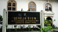 Pindah ke kawasan Kota Tua, tepatnya di Jalan Pangeran Jayakarta, ada Gereja GPIB Sion atau yang dahulu disebut Gereja Portugis. Konon, gereja ini merupakan yang tertua di Jakarta dan Indonesia (Johanes Randy/detikcom)