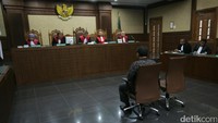 Suap itu diberikan Raoul kepada Santoso melalui Ahmad terkait dengan perkara perdata antara PT Kapuas Tunggal Persada (PT KTP) melawa PT Mitra Maju Sukses (PT MMS) di PN Jakpus. Raoul merupakan kuasa hukum dari PT KTP.