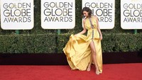 Model sekaligus aktris berusia 25 tahun itu tampak memamerkan kakinya tersebut. Frazer Harrison/Getty Images/detikFoto.
