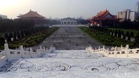 Gedung National Concert Hall ini saling berhadapan dengan Gedung National Theater Taiwan. 2 Gedung megah ini ada di halaman Chiang Kai-Shek Memorial Hall yang disebut Liberty Square. Luas area ini mencapai sekitar 250 ribu meter persegi (Wahyu/detikTravel)