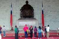 Wisatawan berkerumun di depan patung Chiang Kai Shek berukuran raksasa (Wahyu/detikTravel)
