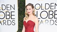 Brie Larson menarik perhiatian dengan gaun merah cantik yang dikenakannya dengan dipadukan lipstik merwarna merah senada semakin menyempurnakan penampilannya. Frazer Harrison/Getty Images
