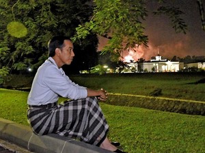 Jokowi Ajak Pakai Sarung, Menag: Kalau Perlu Seminggu Sekali