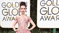 Tak kalah mencuri perhatian di red carpet Golden Globe 2017, Lily Collins tampak anggun dengan gaun pink. Frazer Harrison/Getty Images